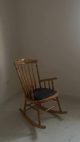 كرسي هزاز بطابع كلاسيكي أنيق