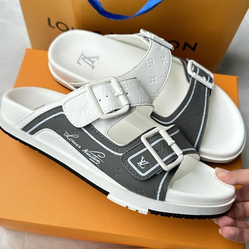 "LV " أبيض رصاصي