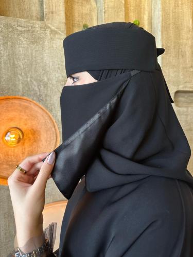 نقاب نص مطاط مايل مبطن