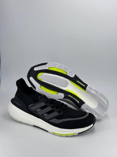 حذاء للرياضة من اديداس الترابوست