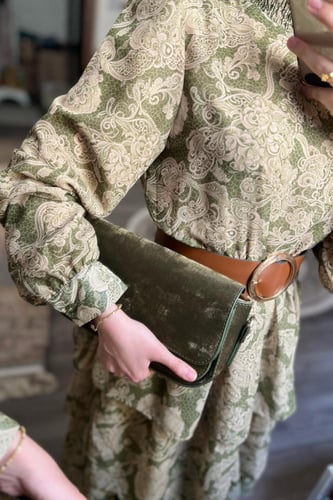 فستان أخضر معرق بحزام عسلي وشيفون مبطن