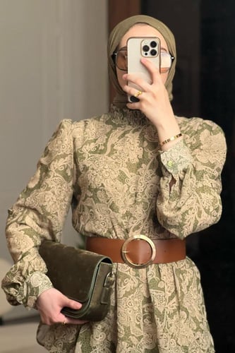 فستان أخضر معرق بحزام عسلي وشيفون مبطن