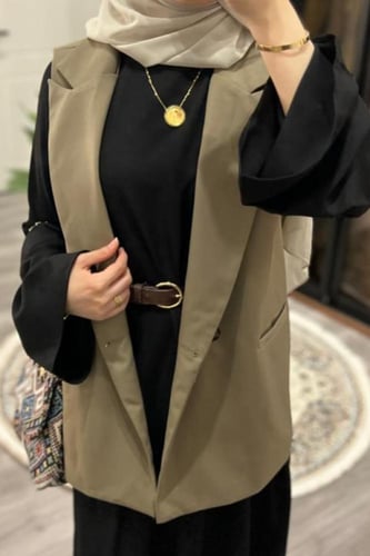 فيست باللون البيج وبدون أكمام