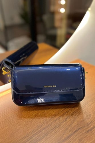 شنتة مربعة بلون لميع جلد