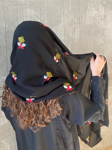 طرحة مطرزه بأشكال ورسومات مختلفه