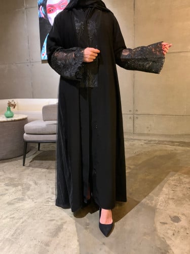 عباية بجوانب تل واكمام وياقة دانتيل