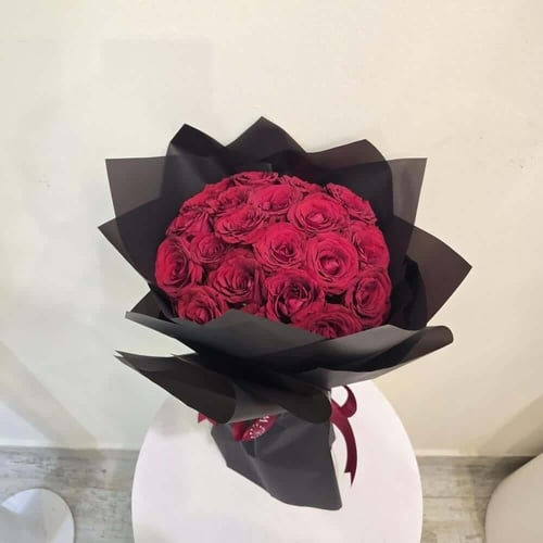 بوكيه ورد احمر بغلاف اسود رومانسي