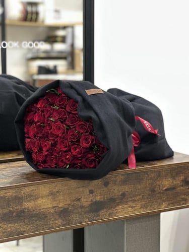 بوكيه ٥٠ ورده حمراء مع وشاح اسود شتوي