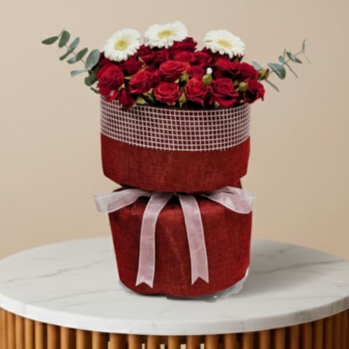 بوكية بيبي روز احمر مع جلبيره لون ابيض