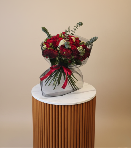 بوكيه احمر تغليف اسود - بوكيه احمر بتغليف اسود