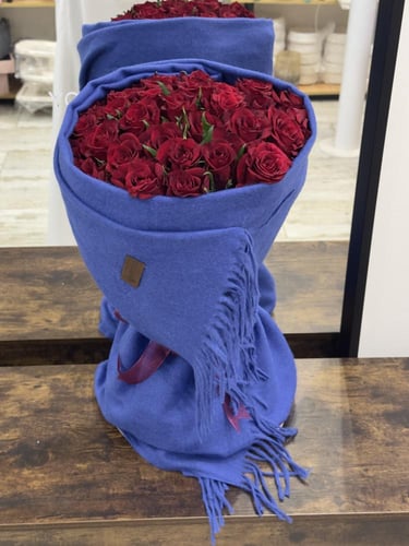 بوكيه ٣٠ ورده حمراء مع وشاح ازرق شتوي