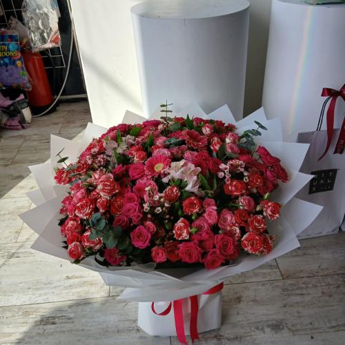 باقة ورود متنوعة كبيرة