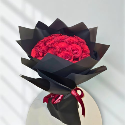 بوكيه ورد احمر بتغليف اسود رومانسي