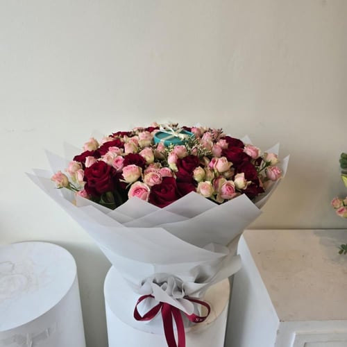 بوكيه عناق الورد والشوكولاتة