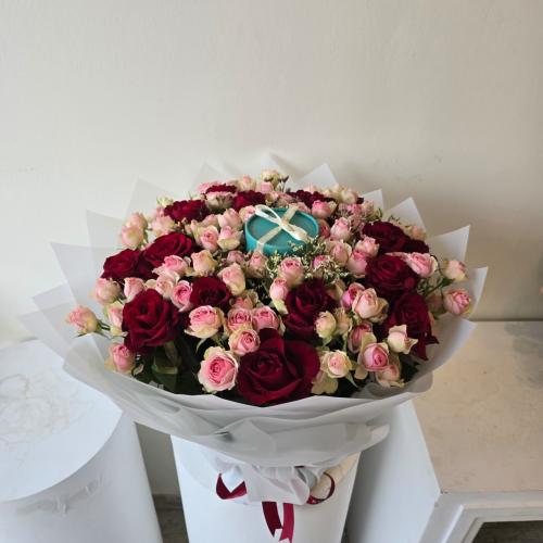 بوكيه عناق الورد والشوكولاتة