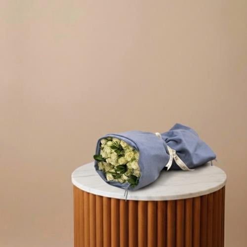 بوكيه ورد أبيض مع وشاح شتوي رمادي