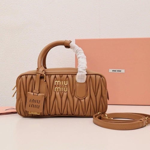 شنطة ميو ميو مقاس 22 cm