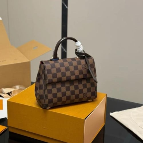 شنطة كلوني lv مع حفر حروفك