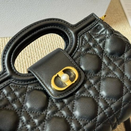 شنطة ديور متوفره بعدة اللوان
