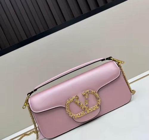 شنطة فالنتينو ماستر كوالتي متوفره بعدة اللوان وحجم...