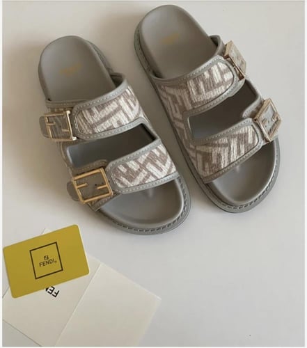 صندل FENDI رمادي