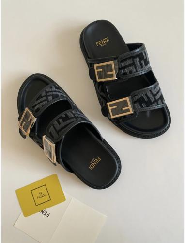 حذاء فيندي بلاك اند جراي