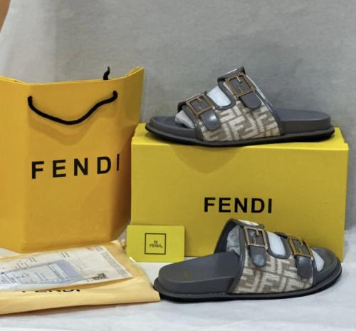 صندل FENDI رمادي