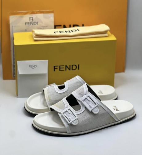 صندل FENDI ابيض