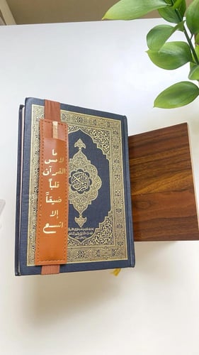 فاصل كتابي وحامل قلم