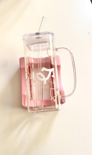 كوب زجاج بالاسم