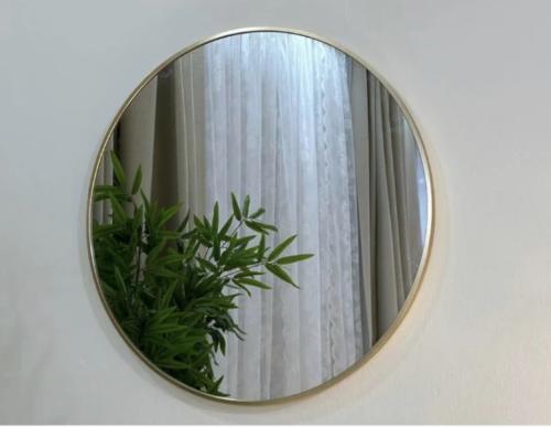 مرآية جدارية بإطار ذهبي