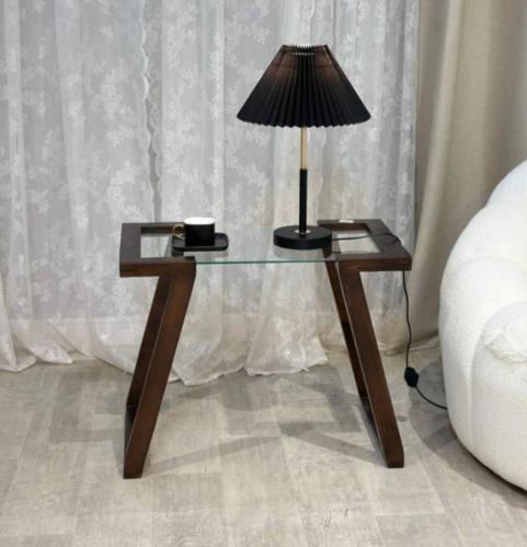 طاولة خشب سطح زجاج شفاف