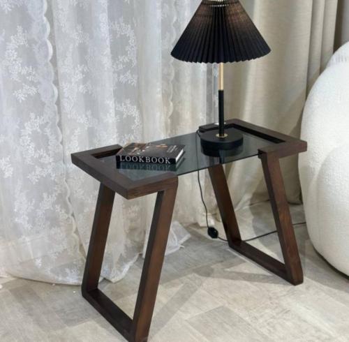 طاولة خشب سطح زجاج اسود