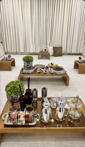 طقم طاولات ارضيه 7 قطع | قطعتين رئيسيه و 5 قطع خدم...