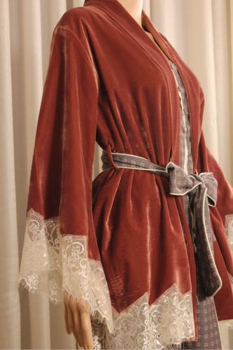 طقم بيجامة دانتيل مع مخمل