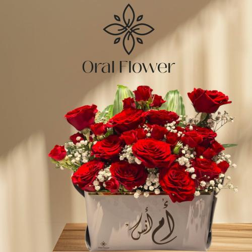 سلة جلد Oral_Flower مع نحت الاسم وتنسيق الورد الأح...