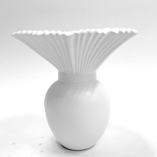 مزهرية بيضاء انيقة بتصميم حديث