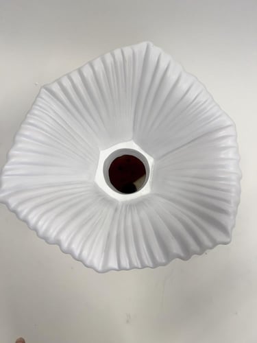 مزهرية بيضاء انيقة بتصميم حديث