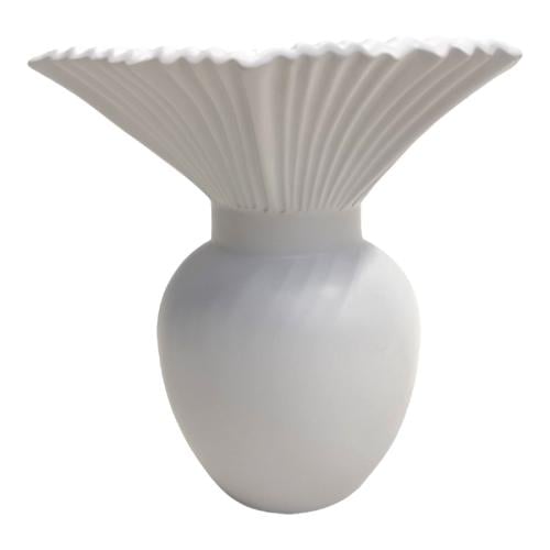 مزهرية بيضاء انيقة بتصميم حديث