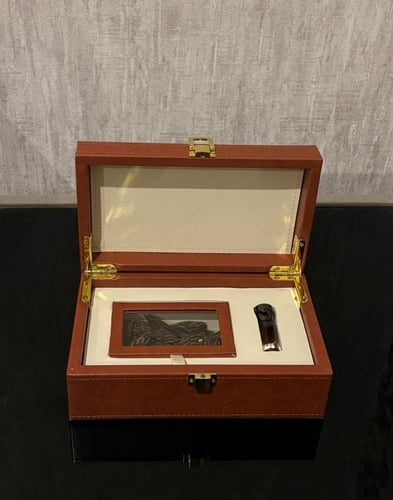 صندوق جلد فاخر مع أوقيه عود تايقر + ربع تولة دهن ع...