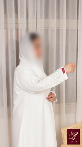 عبايه ابيض لنن كلوش مع الخرز والكرستال من الاكمام
