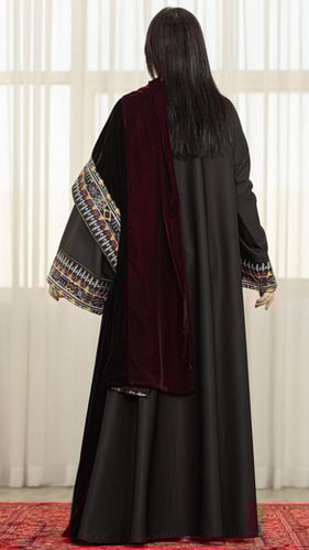 عبايه كلوش واقفه ونص مخمل باكمام مطرزه واضافه اليه...