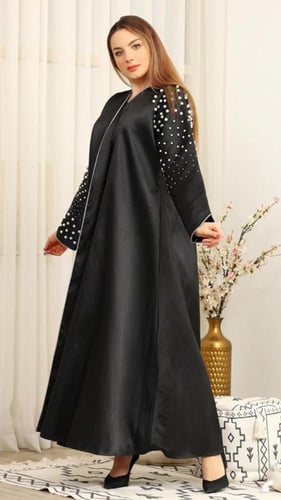 عبايه اسود لامع مُزينه باللولو