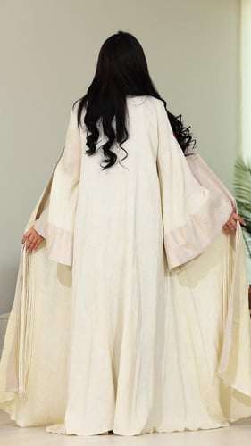 عبايه بيج قماش مع كريستال لنن مكسر واطراف تفته ذهب...