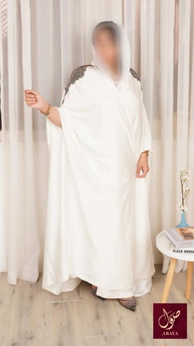 عبايه حرير ابيض بشت مع كرستال من الاكتاف