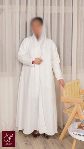 عبايه ابيض لنن كلوش مع الخرز والكرستال من الاكمام