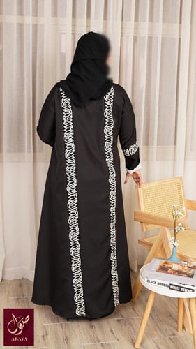 عبايه اسود مع تطريز ابيض من الاكمام والخلف