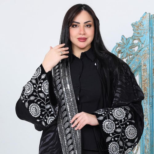 عبايه اسود كلوش حرير مموج مع كتافات واكمام واسعه ب...