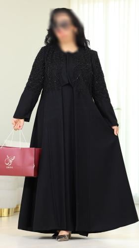 عبايه كلوش واقفه بقصتين اماميه مع التطريز الامامي...