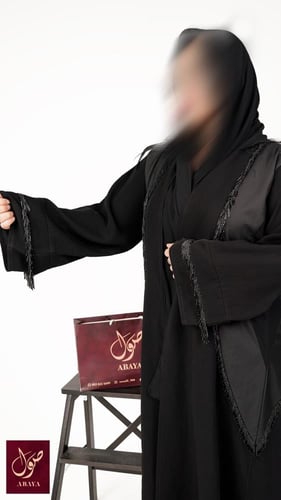 عبايه اسود مزينه بالخرز من الاكمام والجوانب